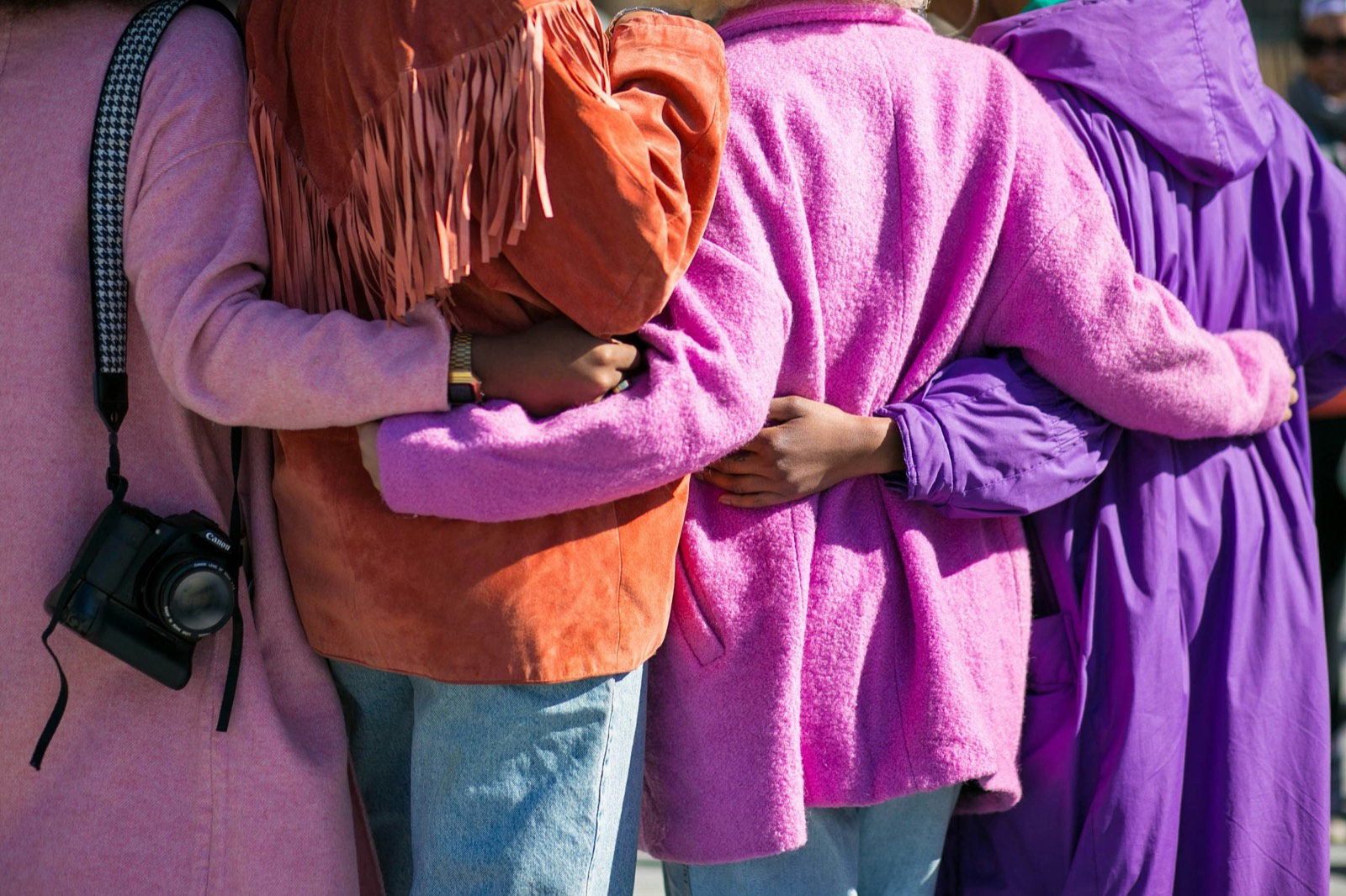 Vrouwen met de armen om elkaar heen — verbondenheid en steun